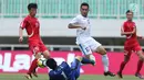 Pemain depan Uzbekistan, Narzuliaev Doniyorjon (kedua kanan) berebut bola dengan kiper Korea Utara Kim Yu II pada laga perdana PSSI Anniversary 2018 di Stadion Pakansari, Kab Bogor, Jumat (27/4). Laga berakhir imbang 2-2. (Liputan6.com/Helmi Fithriansyah)