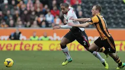 David Meyler dihadang Glen Johnson pada pertandingan sepak bola Liga Utama Inggris antara Hull City dan Liverpool di Stadion KC Hull pada Ahad (1/12/2013)(AFP/Lindsey Parnaby).