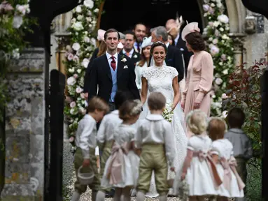 Pippa Middleton, adik Kate Middleton, dan James Matthews setelah mengikuti upacara pernikahan di Gereja St Mark, Englefield, Inggris, Sabtu (20/5). Adik ipar Pangeran William itu terlihat cantik mengenakan gaun karya Giles Deacon. (JUSTIN TALLIS/POOL/AFP)