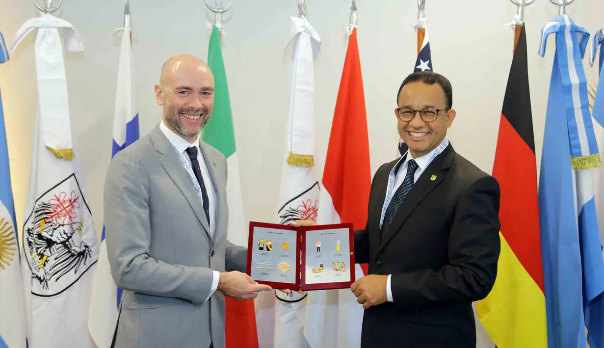 Gubernur DKI Jakarta Anies Baswedan diangkat menjadi Tamu Kehormatan (Guest of Honour) oleh Parlemen Kota Otonom Buenos Aires, Argentina. Dari peserta Urban 20 hanya tiga orang yang diangkat sebagai Tamu Kehormatan. (Liputan6.com/Pool/Pemprov DKI Jakarta)