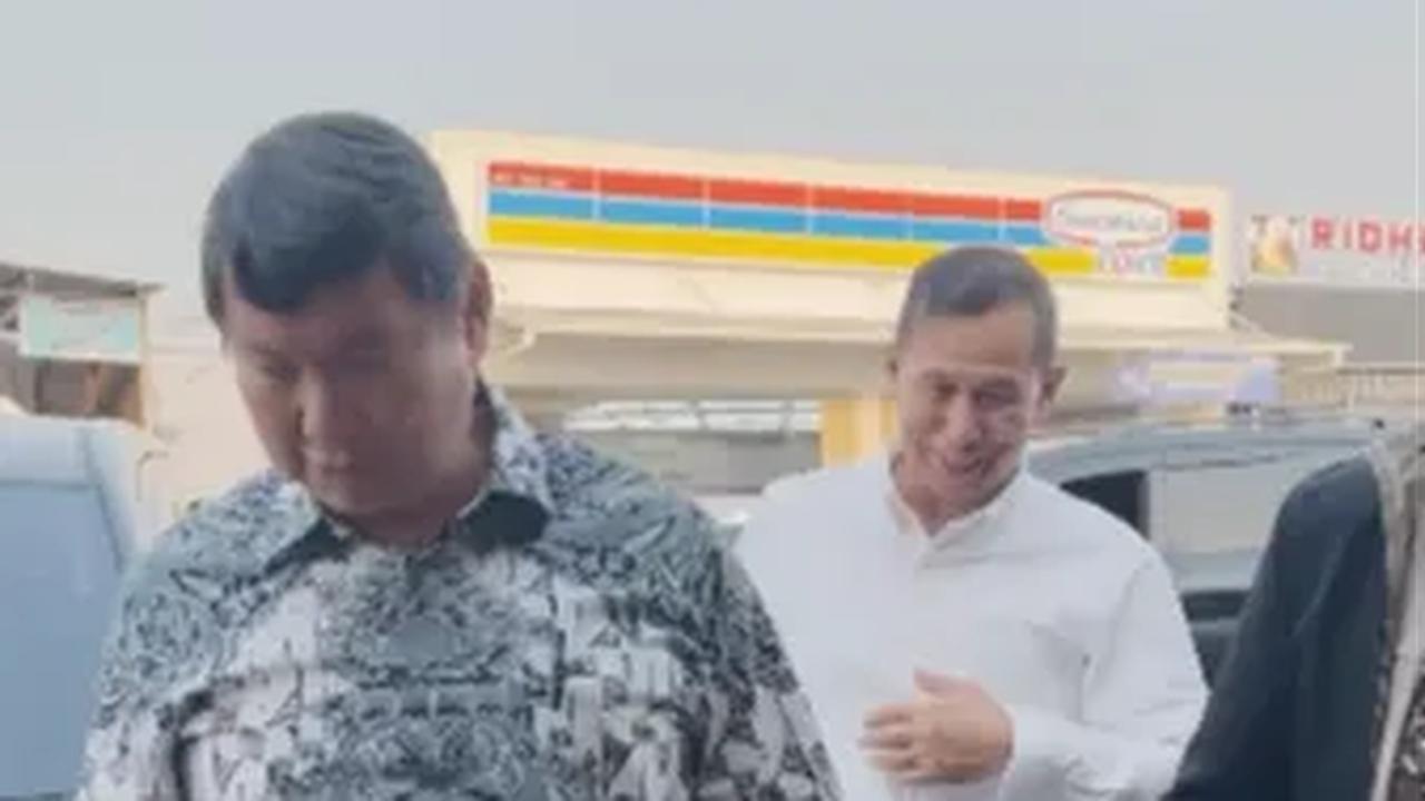 "Saya suka, saya suka (Tahu Sumedang)," ujar Hashim adik Jenderal Kopassus sekaligus Menteri Pertahanan RI Prabowo Subianto ini.<br>