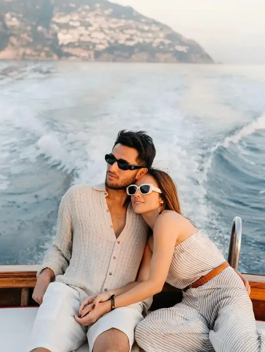 Wulan Guritno tampak mengenakan strapless jumpsuit, sementara Sabda memadukan kemeja panjang dengan celana pendek. Bagai dunia hanya milik berdua, Wulan Guritno tampak bersandar manja di dada pria yang lebih muda 15 tahun darinya itu. @wulanguritno.