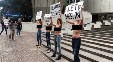 Anggota Secret Sisterhood tampil toples saat mendukung gadis Saudi Rahaf Mohammed al-Qunun yang mencari suaka di Australia di Sydney (10/1). Qunun melarikan diri karena takut dibunuh keluarganya lantaran keluar dari Islam. (Secret Group Sisterhood/AFP)