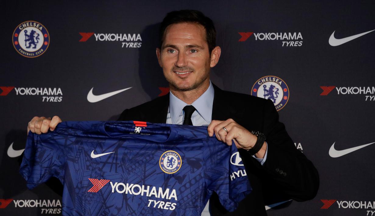 Manajer Chelsea, Frank Lampard menunjukkan jersey Chelsea saat konferensi pers di Stadion Stamford Bridge, London, Inggris, Kamis (4/7/2019). Sebelumnya Lampard membela The Blues selama 11 tahun. (AP Photo/Matt Dunham)