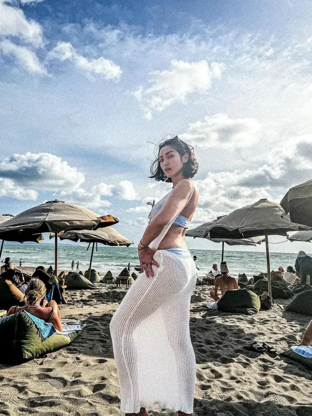 Jessica Iskandar saat di Pantai, Cantik dan Menawan