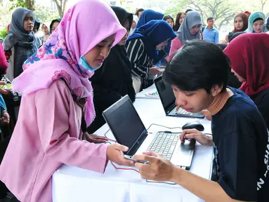  Seorang peserta mengisi form online saat mengikuti acara EMTEK Goes To Campus (EGTC) 2017 di Universitas Airlangga, Surabaya, Jatim, Rabu (13/9). EGTC Surabaya berlangsung 13 & 14 September 2017. (Liputan6.com/Helmi Afandi)