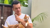 Gaya Simpel Nicholas Saputra Saat Gendong Kucing Oyen yang Sukses Bikin Fans Gemas.&nbsp; (dok.Instagram @mirles/https://www.instagram.com/p/DL2Yu4jSOGO/Henry)
