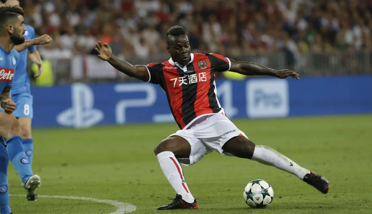 Aksi pemain Nice, Mario Balotelli (kanna) mengontrol bola dan mengecoh pemain Napoli pada leg kedua kualifikasi Liga Champions di Stadion Allianz Riviera, Nice (22/8/2017). Napoli menang agregat 4-0. (AP/Claude Paris)