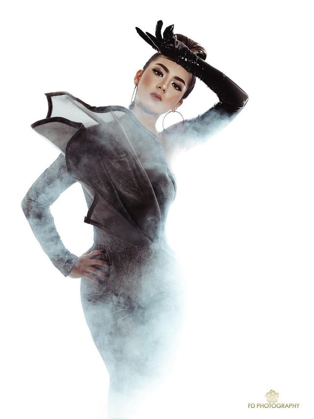 Tampil Elegan, Ini 6 Gaya Pemotretan Terbaru Ersya Aurelia