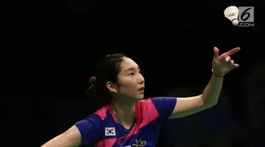 Tunggal Putri Korea Selatan, Sung Ji Hyun melakukan pukulan pertama saat melawan Beiwen Zhang (Amerika Serikat) di Semifinal Indonesia Open 2017 di Jakarta, Sabtu (17/6). Sung Ji Hyun menang 21-10. 8-21, 21-10. (Liputan6.com/Helmi Fithriansyah)