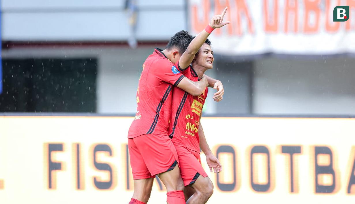 Pemain Persija Jakarta, Firza Andika merayakan gol kedua timnya ke gawang Persib Bandung dalam laga lanjutan BRI Liga 1 2024/2025 di Stadion Patriot Candrabhaga, Bekasi, Minggu (16/02/2025). (Bola.com/M Iqbal Ichsan)