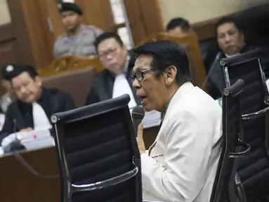 Saksi dokter ahli forensik Slamet Purnomo yang mengotopsi Wayan Mirna Salihin memberikan keterangan dalam sidang lanjutan Jessica Kumala Wongso di Pengadilan Negeri Jakarta Pusat, Rabu (3/8). (Liputan6.com/Immanuel Antonius)