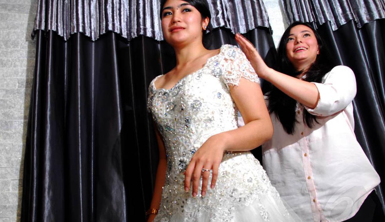 Sonya yang tak lain merupakan adik aktor Jonas Rivanno mengenakan gaun rancangan kakak iparnya, Asmirandah. (Liputan6.com/Miftahul Hayat)