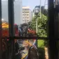 Kesibukan petugas damkar di gedung Kemenhub, Jalan Medan Merdeka Barat, Minggu (8/7/2018). (Liputan6.com/Fachrur Rozie)