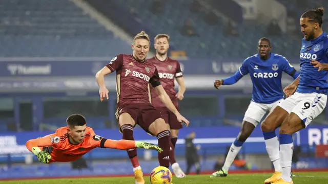 Foto Liga Inggris: Duel 2 Kiper, Raphinha Jadi Pembeda Leeds Pecundangi Everton 1-0