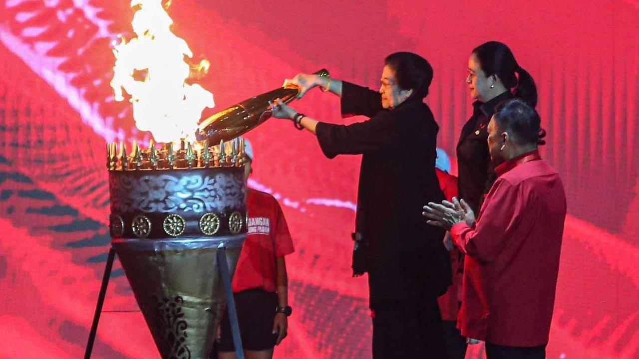Puan membacakan naskah rekomendasi Rakernas V di hadapan seluruh peserta dalam sidang penutupan.