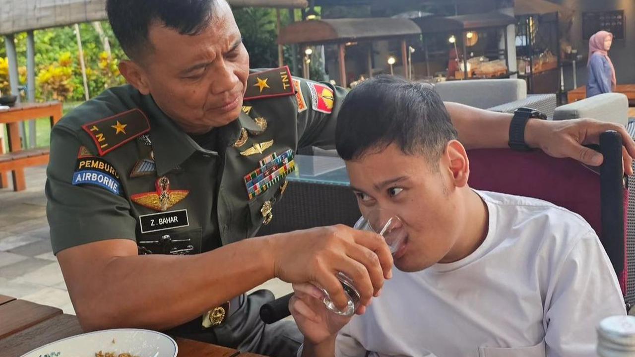 Bukan hanya makan saja, Zainul Bahar juga memberikan minum sang keponakan dengan telaten dan penuh kasih sayang. <br>