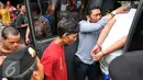 Empat orang yang diduga menjadi bandar narkoba diamankan petugas Sat Reskrim Polres Metro Jakarta Timur, Kamis (21/1). Aparat gabungan lakukan penggeledahan dan mencari pelaku tersangka pengeroyokan di kampung Berlan. (Liputan6.com/Yoppy Renato)