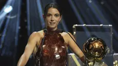 Pesepak bola wanita Spanyol, Aitana Bonmati berhasil menorehkan rekor gemilang setelah dirinya terpilih sebagai pemenang Ballon d'Or Wanita 2025 pada Selasa (23/09/2025) dini hari WIB. (AP Photo/Thibault Camus)
