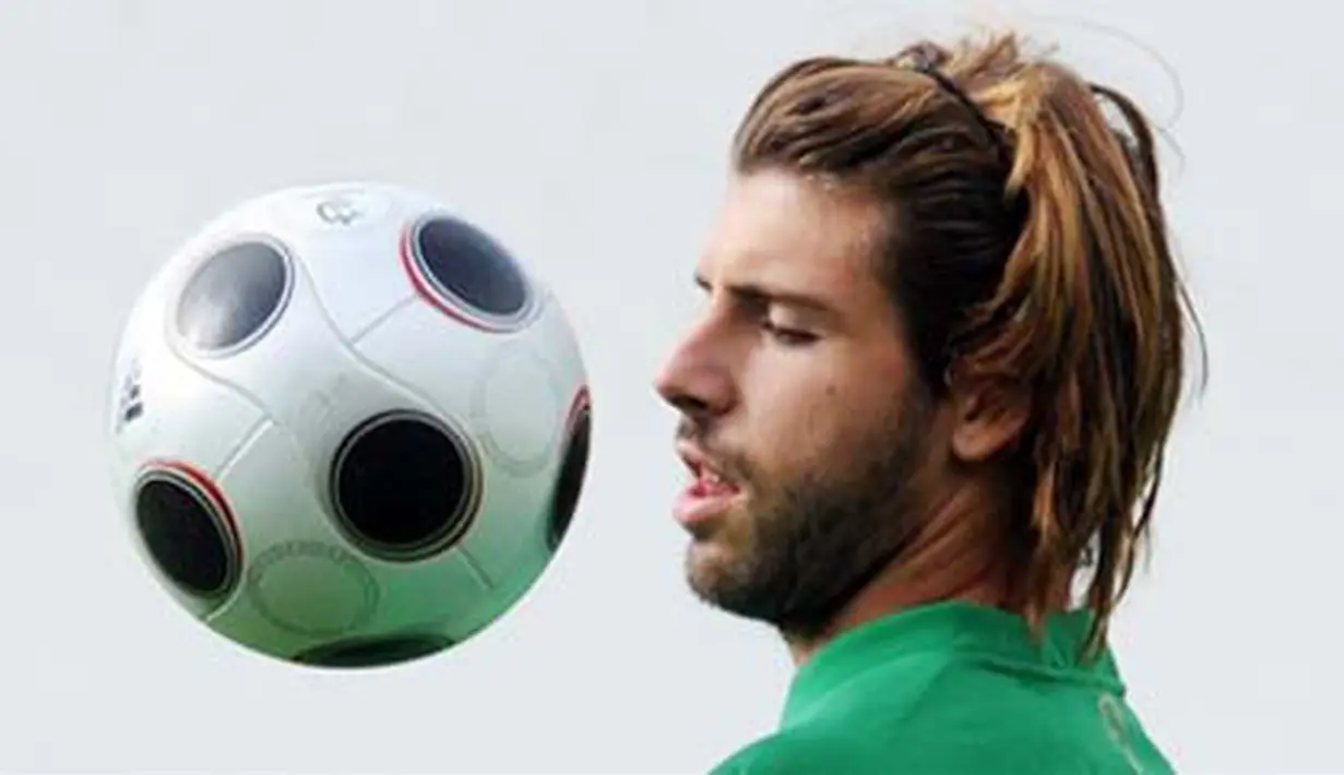 Gaya gelandang Timnas Portugal dan Sporting Lisbon, Miguel Veloso di sesi latihan di Lisbon, 16 November 2009 jelang leg kedua play-off PD 2010 melawan Bosnia. AFP PHOTO / FRANCISCO LEONG