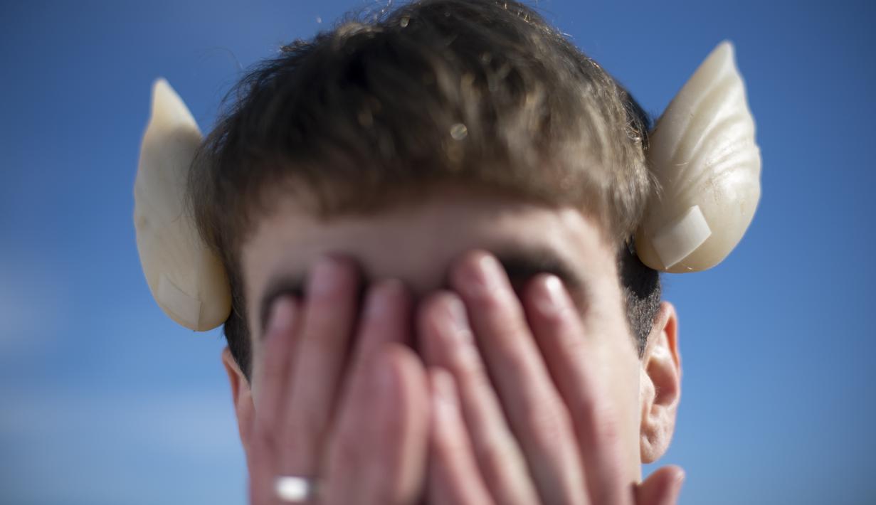 Seniman Spanyol dan aktivis Trans-Species, Manel De Aguas (24) berpose di sebuah pantai di Barcelona Selas (12/1/2021). Seniman tersebut menanamkan "Sirip Cuaca" di samping kepala yang memungkinkannya untuk merasakan tekanan atmosfer, kelembapan dan suhu. (Josep LAGO / AFP)