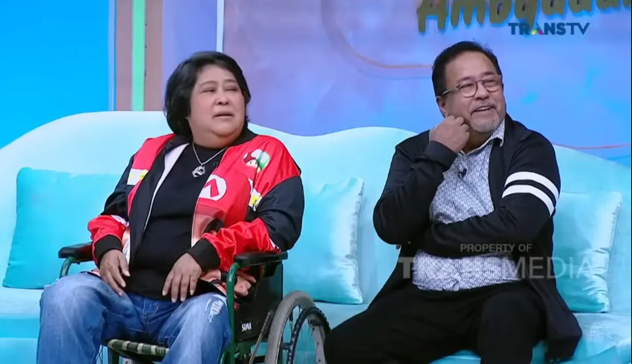 Pemeran Atun dalam sinetron Si Doel Anak Sekolahan itu menceritakan tradisi keluarganya saat Idul Fitri alias lebaran. Yaitu selalu mengenakan pakaian seragam. [Youtube/TRANS TV Official]