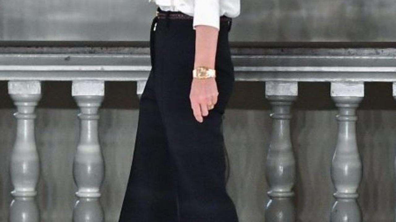 Victoria Beckham, mantan anggota Spice Girls, telah mengukir namanya sebagai ikon fesyen. Label fashionnya, 'Victoria Beckham,' mengalami pertumbuhan luar biasa dengan pendapatan tahunan mencapai USD 71 juta pada akhir 2022.