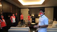 Ketua Komite Olahraga Indonesia (NOC Indonesia), Raja Sapta Oktohari, bersama atlet-atlet yang akan menjalani tes swab PCR di Jakarta jelang keberangkatan menuju Olimpiade Tokyo. (Istimewa)