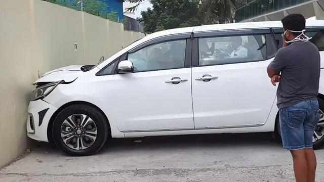 Bernasib Sial, Mobil Pria Ini Nabrak Tembok Padahal Baru Sehari Keluar Dealer. (Sumber: YouTube/BMC HD Videos)