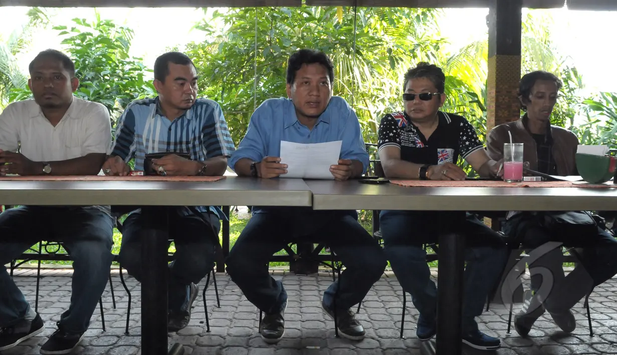 Sejumlah aktivis menduga Ahok menggunakan pengaruh jabatannya terhadap "Ahok Center" Jakarta, Rabu (18/3/2015). Perusahaan tidak mungkin bermitra dengan "Ahok Center" jika Ahok tidak menjadi wagub dan gubernur saat ini. (Liputan6.com/Andrian M Tunay)