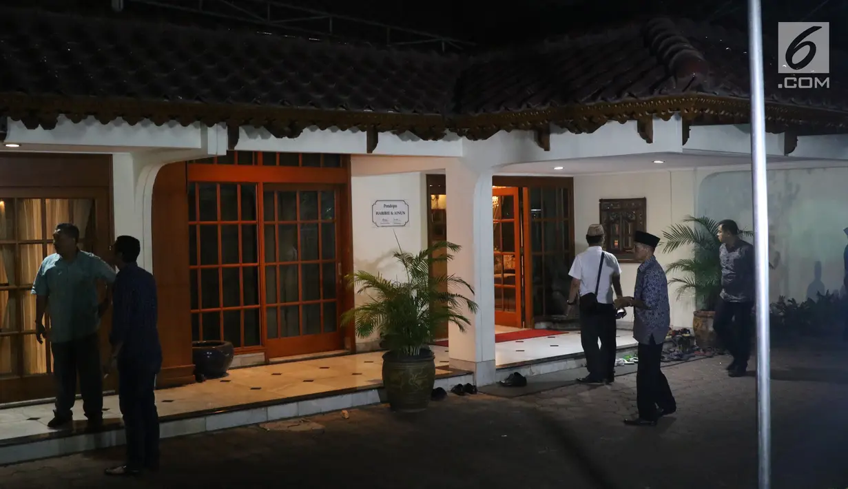 Sejumlah orang melakukan persiapan untuk menyambut jenazah almarhum Presiden RI ke-3 BJ Habibie di kediamannya di Patra Kuningan, Jakarta Selatan, Rabu (11/9/2019). BJ Habibie meninggal dunia setelah menjalani perawatan di RSPAD. (Liputan6.com/Angga Yuniar)