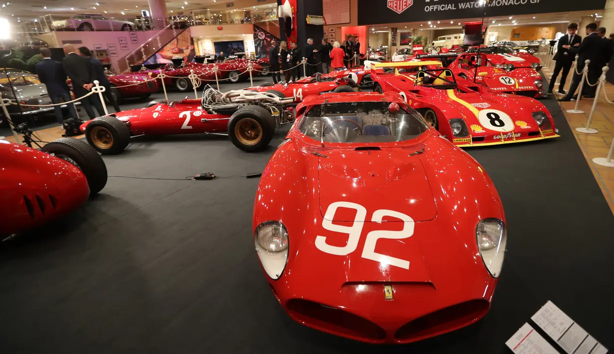 Mobil-mobil Ferrari klasik saat dipamerkan dalam peresmian pameran Ferrari di Monako (3/12). Sekitar lima puluh mobil ferrari unik klasik di dunia ini dipamerkan di acara tersebut. (AFP Photo/Valery Hache)