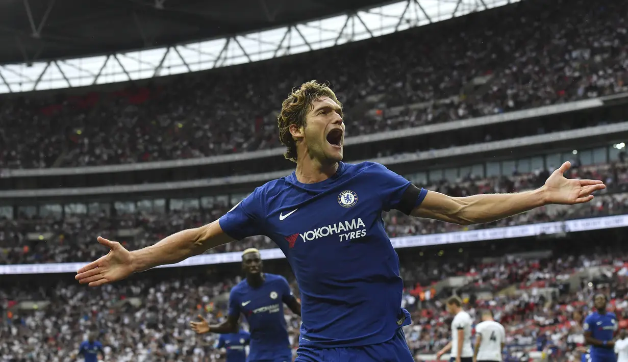 Gaya pemain Chelsea, Marcos Alonso saat mencetak gol ke gawang Tottenham pada lanjutan Premier League di  Wembley stadium, London, (20/8/2017). Chelsea menang 2-1. (AFP/Ben Stansall)