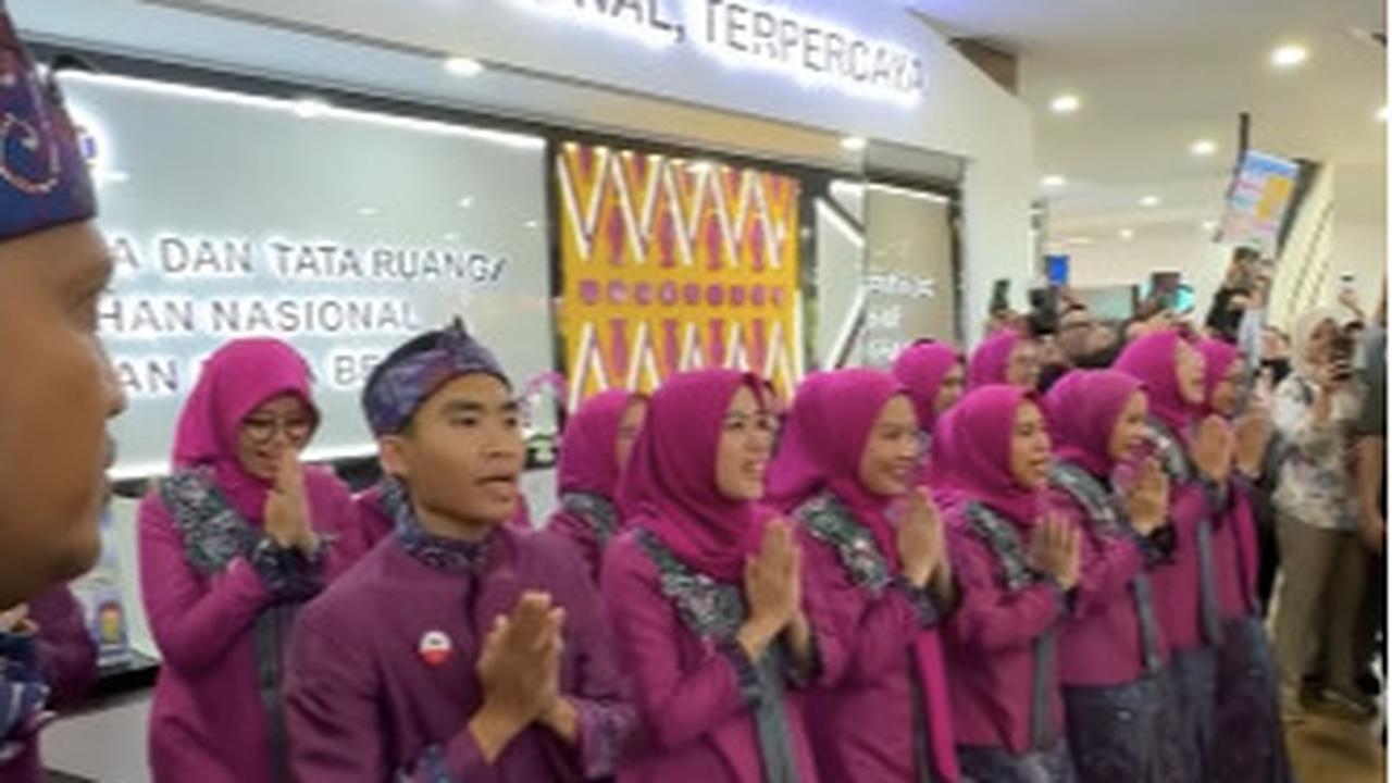 'Pasukan' Serba Ungu Spesial Beri Sambutan Hingga Menteri AHY Terpukau