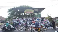 Kondisi Depo Sampah Pengok, Kota Yogyakarta Kamis (28/9/2023), nampak sampah menggunung dan meluber hingga jalan. (Foto: Anugerah Ayu/Liputan6.com).