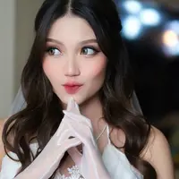 Gaun pengantin impian Mirriam Eka, istri Julian Jacob, berkerah halter dengan gloves. [@mariaeka_]