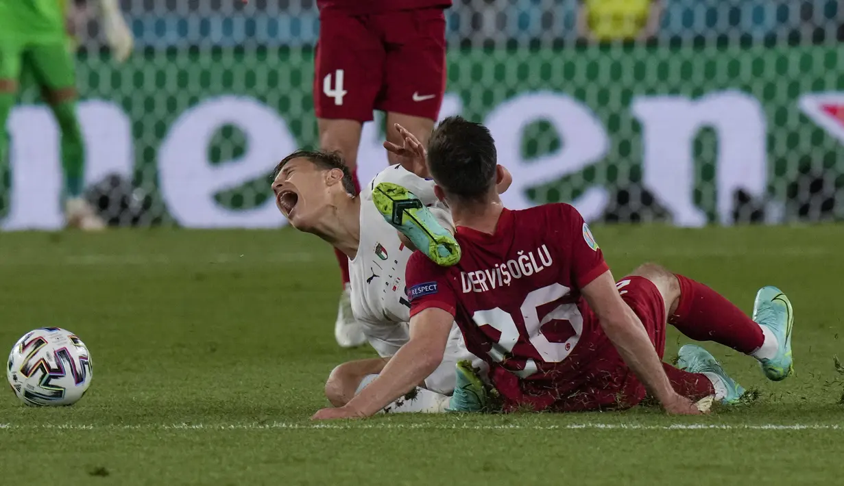 Gelandang timnas Italia, Nicolo Barella dilanggar oleh penyerang Turki, Halil Dervisoglu pada laga pertama grup A Euro 2020 /2021 yang berlangsung di stadion Olimpico Roma, Sabtu (12/6/2021). Timnas Italia berhasil menang 3-0 atas Turki. (AP Photo/Alessandra Tarantino, Pool)