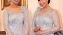 Annisa Pohan dan Almira tampil elegan pancarkan aura ningrat mengenakan kebaya kutu baru klasik berwarna baby blue. [Foto: Document/Bintang Radityo]