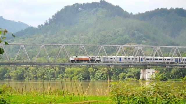 Jembatan kereta di Sungai Serayu, Rawalo, Banyumas, Jawa Tengah. (Foto: Liputan6.com/Muhamad Ridlo)