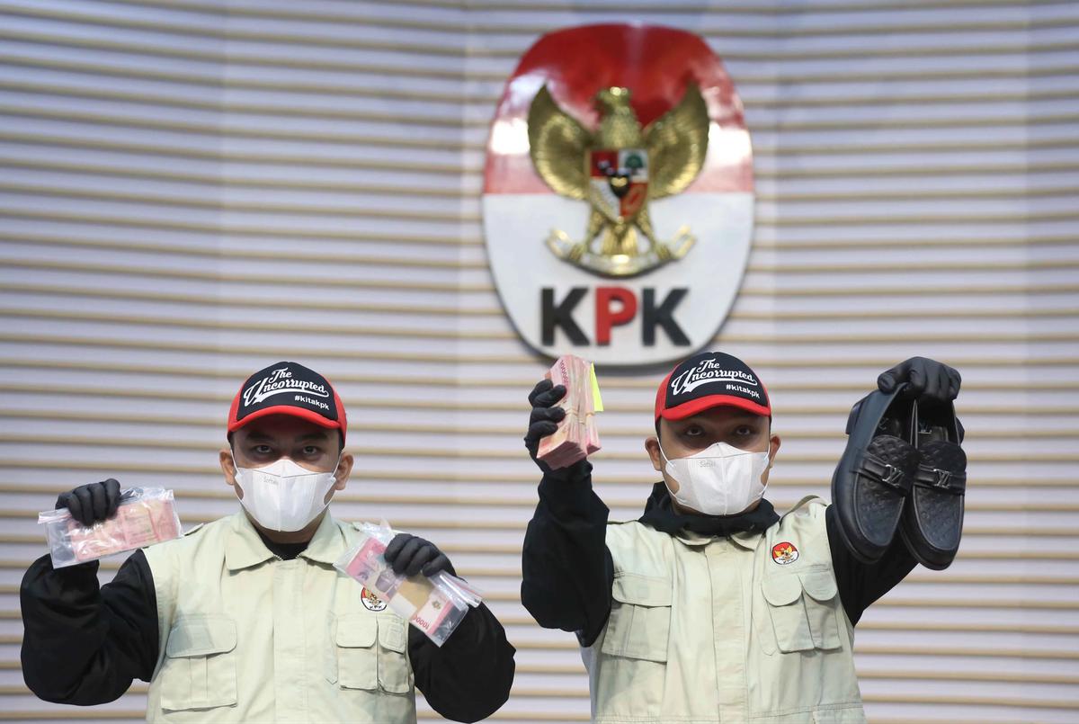 FOTO: KPK Tunjukkan Barang Bukti OTT Bupati Tulungagung