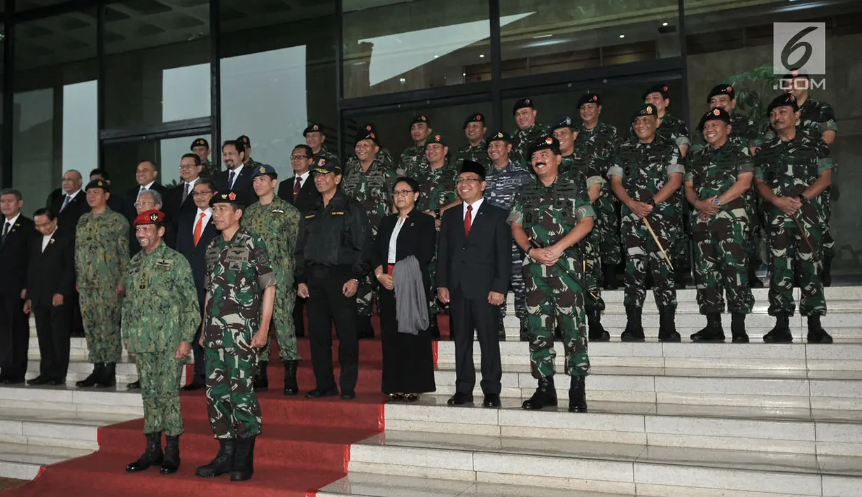 Presiden Joko Widodo dan Sultan Hassanal Bolkiah berfoto bersama saat bertemu di Mabes TNI Cilangkap, Jakarta, Kamis (3/5). (Merdeka.com/Iqbal S. Nugroho)