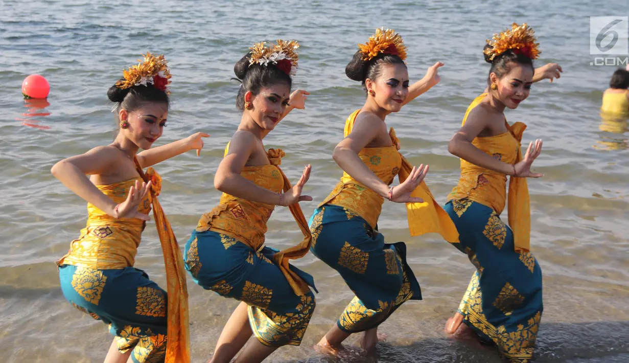Penari Bali meramaikan Festival Ogoh-Ogoh di Pantai Lagoon Ancol, Jakarta, Minggu (18/3). Festival di Ancol ini melibatkan lebih dari enam ratus orang pendukung acara. (Liputan6.com/Arya Manggala)