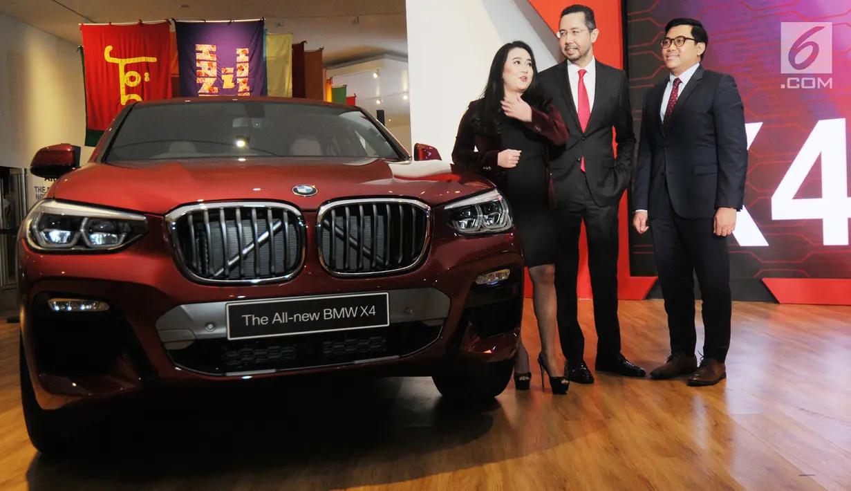 Vice President Corcom BMW Group Indonesia Jodie O'tania, President Director Ramesh Divyanathan dan Vice President Sales BMW Indonesia, Bayu Riyanto saat peluncuran The All New BMW X4 First-ever seri terbaru, Jakarta, Kamis (7/2). (Merdeka.com/Dwi Narwoko)