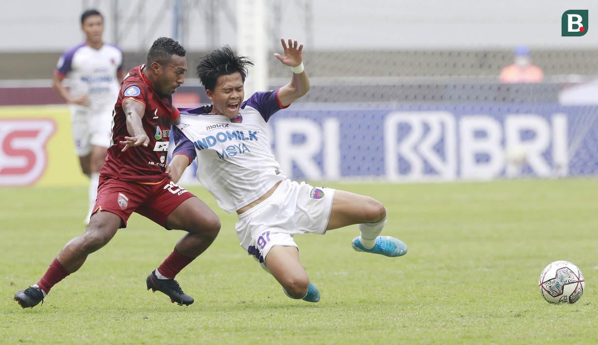 Pemain Persita Tangerang, Mohammad Edo (kanan) berebut bola dengan pemain Borneo FC, Terens Puhiri dalam laga pekan ke-6 BRI Liga 1 2021/2022 di Stadion Pakansari, Bogor, Sabtu (10/2/2021). (Bola.com/M Iqbal Ichsan)