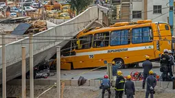 Sedikitnya dua orang dikabarkan tewas, 19 lainnya luka-luka saat sebuah jembatan layang runtuh di Belo Horizonte, Brasil, (3/7/2014). (AFP PHOTO/Pedro Duarte)