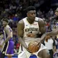 Zion Williamson (baju putih) duel dengan LeBron James pada lanjutan NBA (AP)