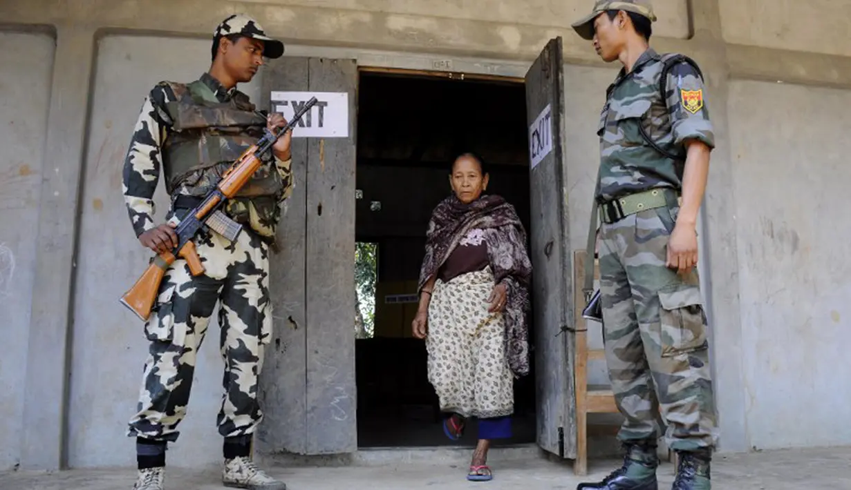Untuk mengantisipasi gangguan, setiap TPS yang ada di India pada Jumat 11 April 2014 dijaga ketat petugas keamanan. (AFP PHOTO/Arindam DEY)