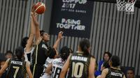 Pemain timnas basket putri Indonesia Kahol Lea Elvensia Wolobubo menghadang bola lawan dalam laga round robin SEA Games 2017 di  MABA Stadium, Malaysia, Jumat (25/8). Tim basket putri Indonesia kalah dari Thailand 61-70. (Liputan6.com/Faizal Fanani)