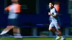 Penyerang Inter Milan, Lautaro Martinez saat mengikuti sesi latihan menjelang pertandingan sepak bola leg pertama babak 16 besar Liga Champions melawan Atletico Madrid di pusat pelatihan di Appiano Gentile, dekat Milan, 19 Februari 2024. (GABRIEL BOUYS/AFP)