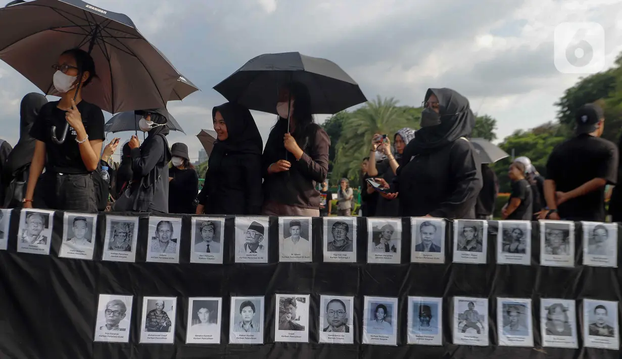 Mereka juga mendesak pemerintah segera memenuhi hak-hak korban dan keluarga pelanggaran HAM berat secara menyeluruh, termasuk hak atas kebenaran, keadilan, serta jaminan ketidakberulangan peristiwa. (Liputan6.com/Herman Zakharia)